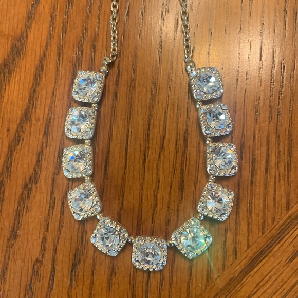 NWOT Beautiful Statement Necklace! Has 11 Rhinestones Surrounded in Gold Tone - Picture 6 of 17